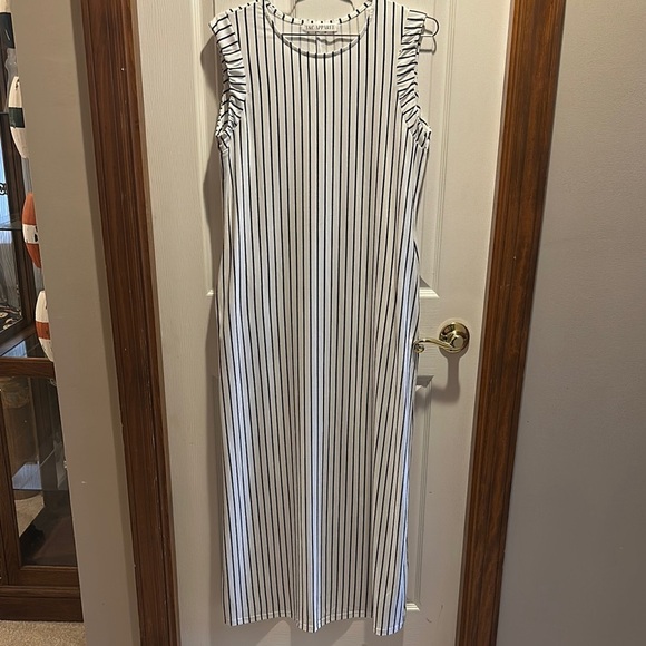 T&C Apparel Dresses & Skirts - Casual White and Navy Sleeveless Sheath Maxi Dress